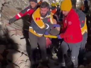 Baba Ve Kızı Depremin 71. Saatinde Yaralı Olarak Kurtarıldı