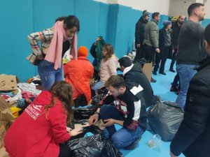 Aydınlı Gençler Projeyi Yarım Bıraktılar, Depremzedelere Koştular