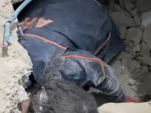 Enkaz Altında Kurtarılmayı Bekleyen Kevser’in İlk İsteği Babasının Sesini Duymak Oldu