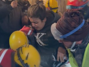 22 Yaşındaki Leyla, 70 Saat Sonra Enkazdan Sağ Çıkarıldı