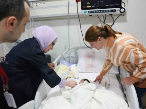 Emine Erdoğan’dan Ankara’ya Nakledilen Depremzede Bebeklere Ziyaret