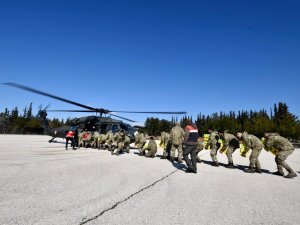 Depremden Etkilenen Köylere Helikopter İle Yardım Ulaştırıldı