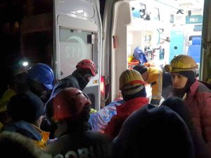 72 Saat Sonra Enkaz Altından Sağ Çıkarıldılar