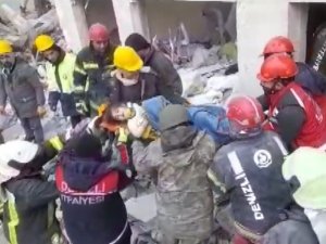 Küçük Kızı Depremden 56 Saat Sonra Kurtardılar