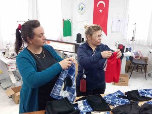 Kozanlı Anneler Depremzedeler Üşümesin Diye Üretime Geçti