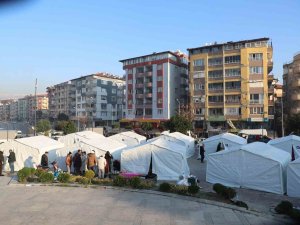 Depremzedelerin Temel İhtiyaçlarını Karşılıyorlar