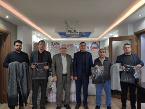 Eğitim Bir Sen’den Deprem Bölgesine Kaşkol Ve Panço Yardımı