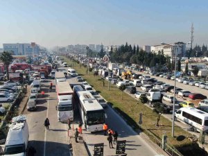 Yerle Bir Olan Hatay’a Tırlar İle Adeta Yardım Yağıyor