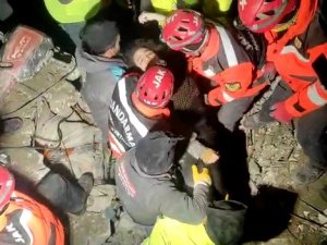 Hatay’da Jak Ekipleri 76. Saatte Küçük Kızı Enkazdan Sağ Çıkardı