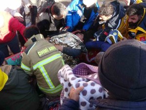 Depremin 4’üncü Gününde Anne Kız Enkazdan Sağ Çıkartıldı