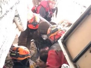 Enkaz Altındaki Depremzedeyi Kadın Arama Kurtarma Eri Hayatta Tuttu