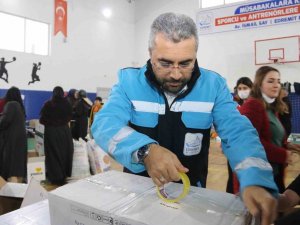Edremit Belediyesi 27 Kamyon Yardım Filosu Ve Personeli İle Bölgede
