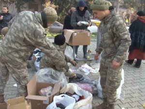 Hatay’da Mehmetçik, Bölgeye Gelen Yardımları Depremzedelere Dağıtıyor