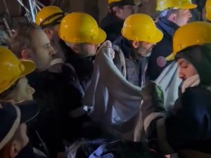 Hatay’da Anne Ve Oğlu Depremin 70’inci Saatinde Kurtarıldı