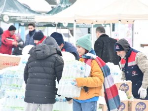 Kar Yağışı Bile Yardımları Engelleyemedi