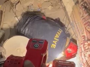 Gül Teyze Depremin 71’inci Saatinde Enkazdan Sağ Çıkarıldı