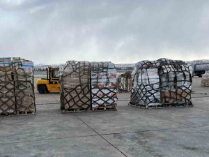 Asfat Ekipleri Hava Kuvvetlerine Ait Uçaklarla Bölgeye İnsani Yardım Malzemeleri Taşıyor