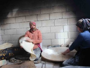 Iğdır’ın Hamarat Kadınları Deprem Bölgesi İçin Ekmek Pişiriyor