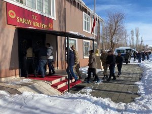 2 Göçmen Aileyi Zorla Tutup Şiddet Uygulayan 6 Kişi Tutuklandı