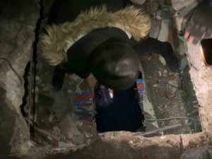 Hatay’da Bir Genç Kız Depremin 50. Saatinde Enkazdan Kurtuldu