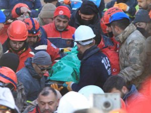 Malatya’da 81 Saat Sonra 72 Yaşındaki Depremzede Enkazdan Sağ Kurtarıldı