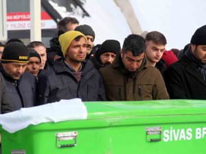 Oğullarını Suriye’ye Göreve Uğurlayacaklardı, Oğulları Onları Toprağa Uğurladı