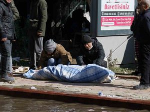 Enkazdan Ölü Çıkarılan Yakınlarının Ardından Gözyaşı Döktüler