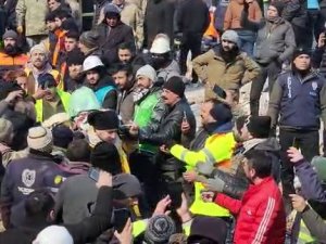 Elbistan’da 12 Yaşındaki Muhammed Depremden 79 Saat Sonra Enkazdan Çıkartıldı