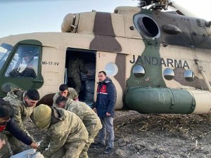 Jandarma Hava Araçları 400 Saatlik Uçuşla Deprem Bölgelerine Yardım Malzemesi Taşıdı