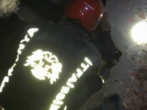 Enkaz Altındaki Dua 68 Saat Sonra Dualarla Kurtarıldı
