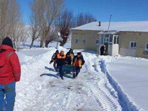 219 Yerleşim Yeri Ulaşıma Kapandı, Ekipler Yaşlı Hasta İçin Seferber Oldu