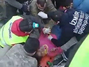 Enkazdan Çıkarılan Çocuğa İlk Müdahale İ̇zmirli Gönüllü Doktordan