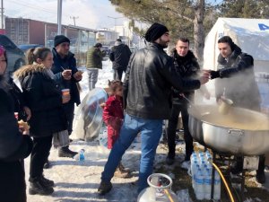 Bitlis Polisinden Depremzedelere Şefkat Eli