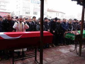 Depremde Yaşamını Kaybeden Astsubay Ve Annesi Toprağa Verildi