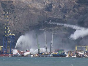 İ̇skenderun Limanı’ndaki Yangını Söndürme Çalışmaları Devam Ediyor
