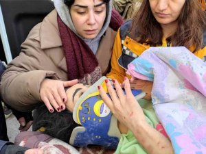 Batmanlı Jandarma Personeli Ve Güvenlik Korucuları Enkazdan 7 Kişiyi Kurtardı