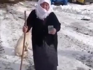 Yaşlı Kadın Düvesini Satıp, Parasını Depremzedelere Bağışladı