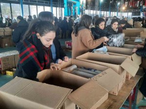 Ünlü Dizi Oyuncuları Beyoğlu’ndaki Deprem Yardım Çalışmalarına Katıldı