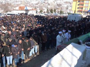 Deprem, Ailesini Hayattan Kopardı: Eşi, 4 Yaşındaki Kızı, Kız Kardeşi Ve Kuzeni Toprağa Verildi