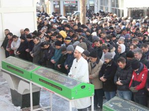 Enkaz Altından Birbirine Sarılı Olarak Çıkarılan Baba Ve Kızına Acı Veda