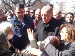 Depremzede Kadın Cumhurbaşkanı Erdoğan’a Sarılarak Ağladı