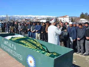 Depremde Yaşamını Yitiren Ümmühan Öğretmen Memleketi Antalya’da Toprağa Verildi