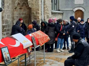 Anne Ve Kızı Enkaz Altında Can Vermişti, Yakınlarının Feryatları Yürekleri Dağladı