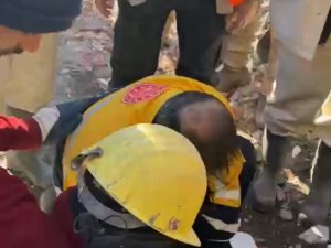 Madenciler Enkaz Altındaki Çifti 82’nci Saatte Kurtardı