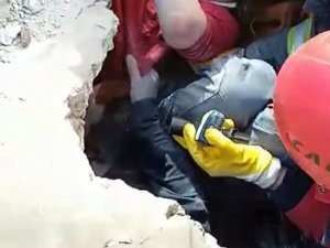 Hatay’da 3 Kardeşin Ardından, Anne De Enkaz Altından Kurtarıldı