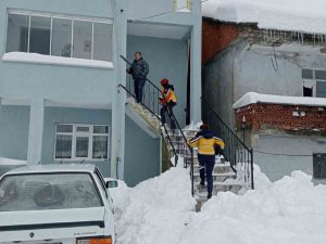 Karla Mücadele Veren Ekipler Hasta Kadına Güçlükle Ulaştı