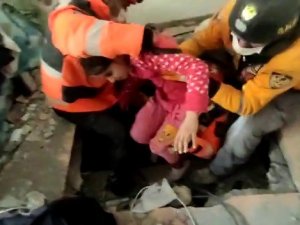 Jak Timi Enkaz Altındaki 3 Kardeşi Kurtardı