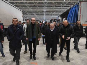 Başkan Büyükkılıç, Osb’de Yardım Toplama Merkezi’ni Ziyaret Etti