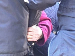 Cumhurbaşkanı Erdoğan’ı Görebilmek İçin Polise Sımsıkı Tutundu