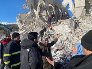 Başkan Sayan, Depremzedelerin Yanında